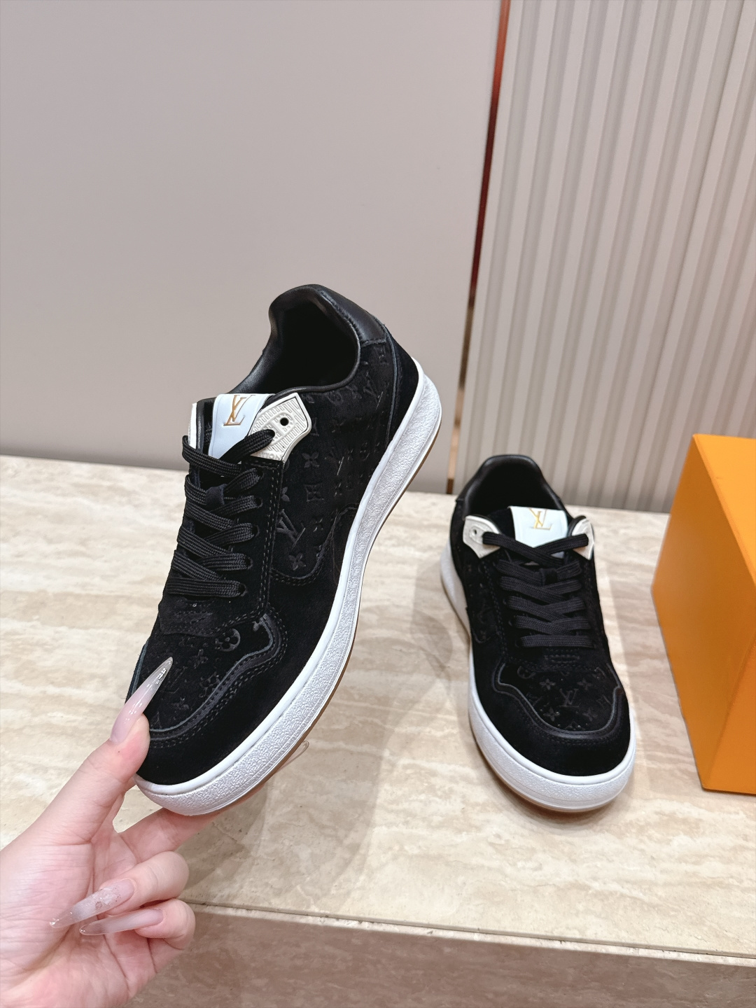 LV新款休闲板鞋 这款板鞋自带低调奢华感，牛皮材质，鞋身压印经典老花标识，细节满满，质感高级耐看。撞色鞋带与鞋舌LV金属