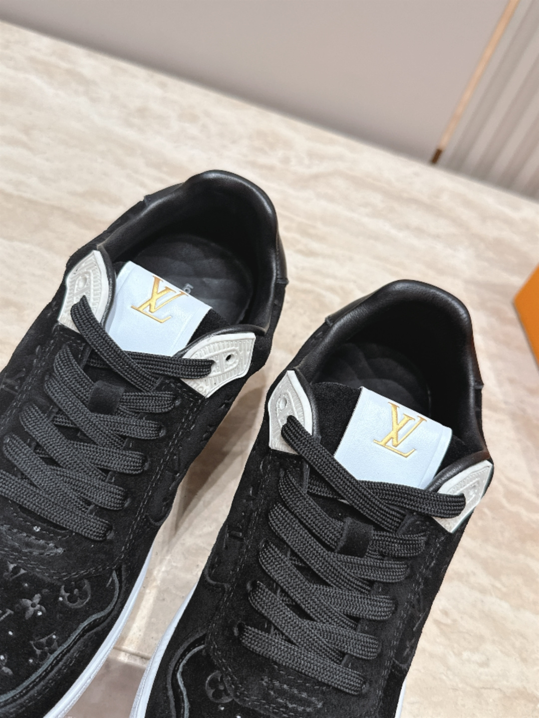 LV新款休闲板鞋 这款板鞋自带低调奢华感，牛皮材质，鞋身压印经典老花标识，细节满满，质感高级耐看。撞色鞋带与鞋舌LV金属