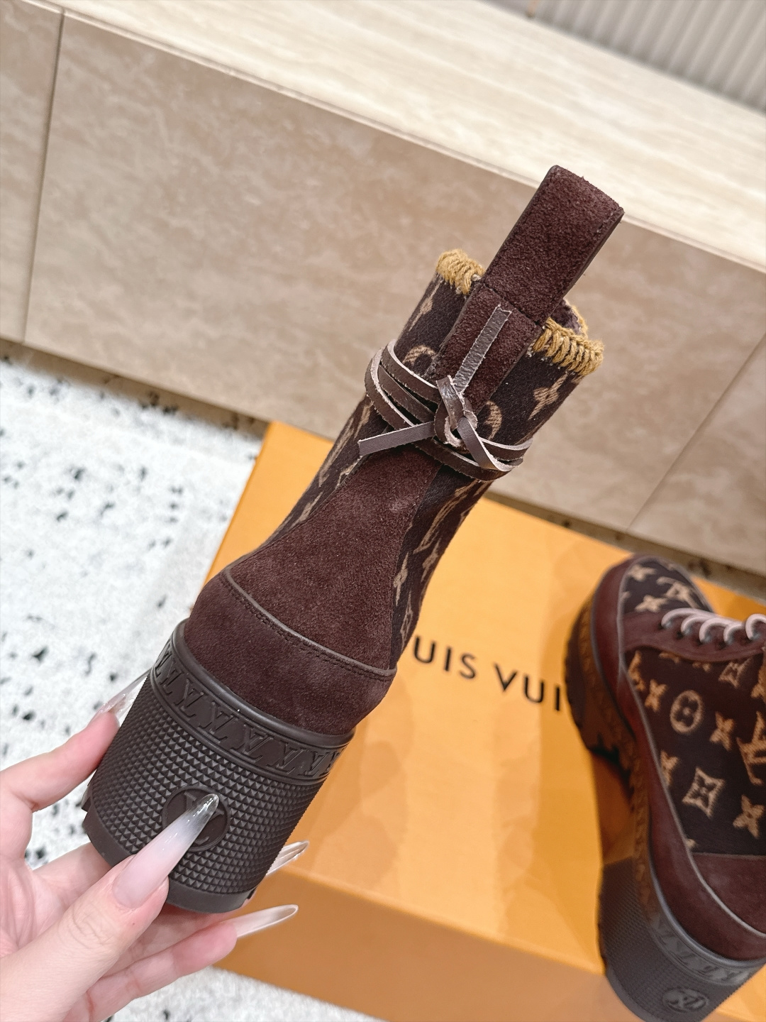 高版本 Lv驴牌 经典高跟马丁靴沙滩靴系列---原版一比一复刻 可对比细节 楦形 材料 大底等 鞋面牛皮/绒布电绣花 老