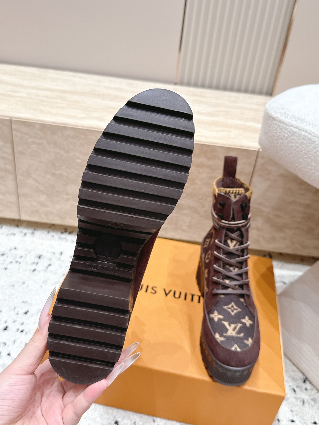 高版本 Lv驴牌 经典高跟马丁靴沙滩靴系列---原版一比一复刻 可对比细节 楦形 材料 大底等 鞋面牛皮/绒布电绣花 老