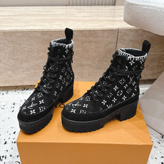 高版本 Lv驴牌 经典高跟马丁靴沙滩靴系列---原版一比一复刻 可对比细节 楦形 材料 大底等 鞋面牛皮/绒布电绣花 老 高版本 Lv驴牌 经典高跟马丁靴沙滩靴系列---原版一比一复刻 可对比细节 楦形 材料 大底等 鞋面牛皮/绒布电绣花 老