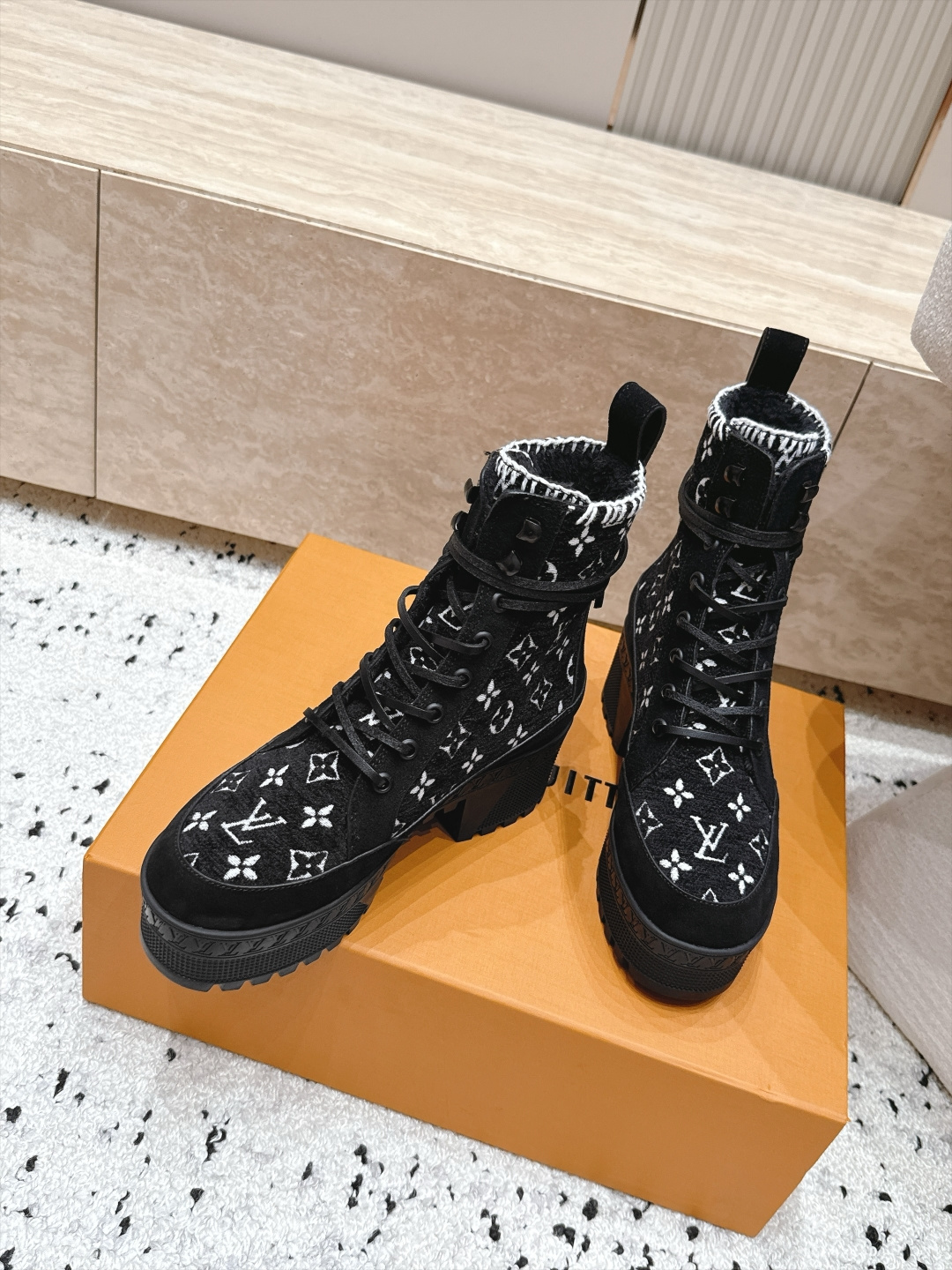 高版本 Lv驴牌 经典高跟马丁靴沙滩靴系列---原版一比一复刻 可对比细节 楦形 材料 大底等 鞋面牛皮/绒布电绣花 老