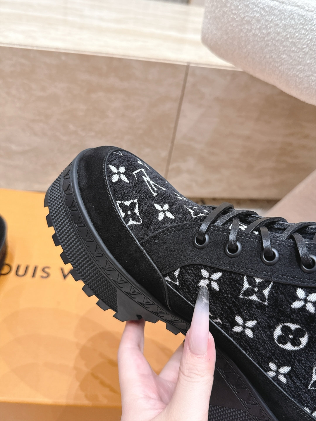 高版本 Lv驴牌 经典高跟马丁靴沙滩靴系列---原版一比一复刻 可对比细节 楦形 材料 大底等 鞋面牛皮/绒布电绣花 老