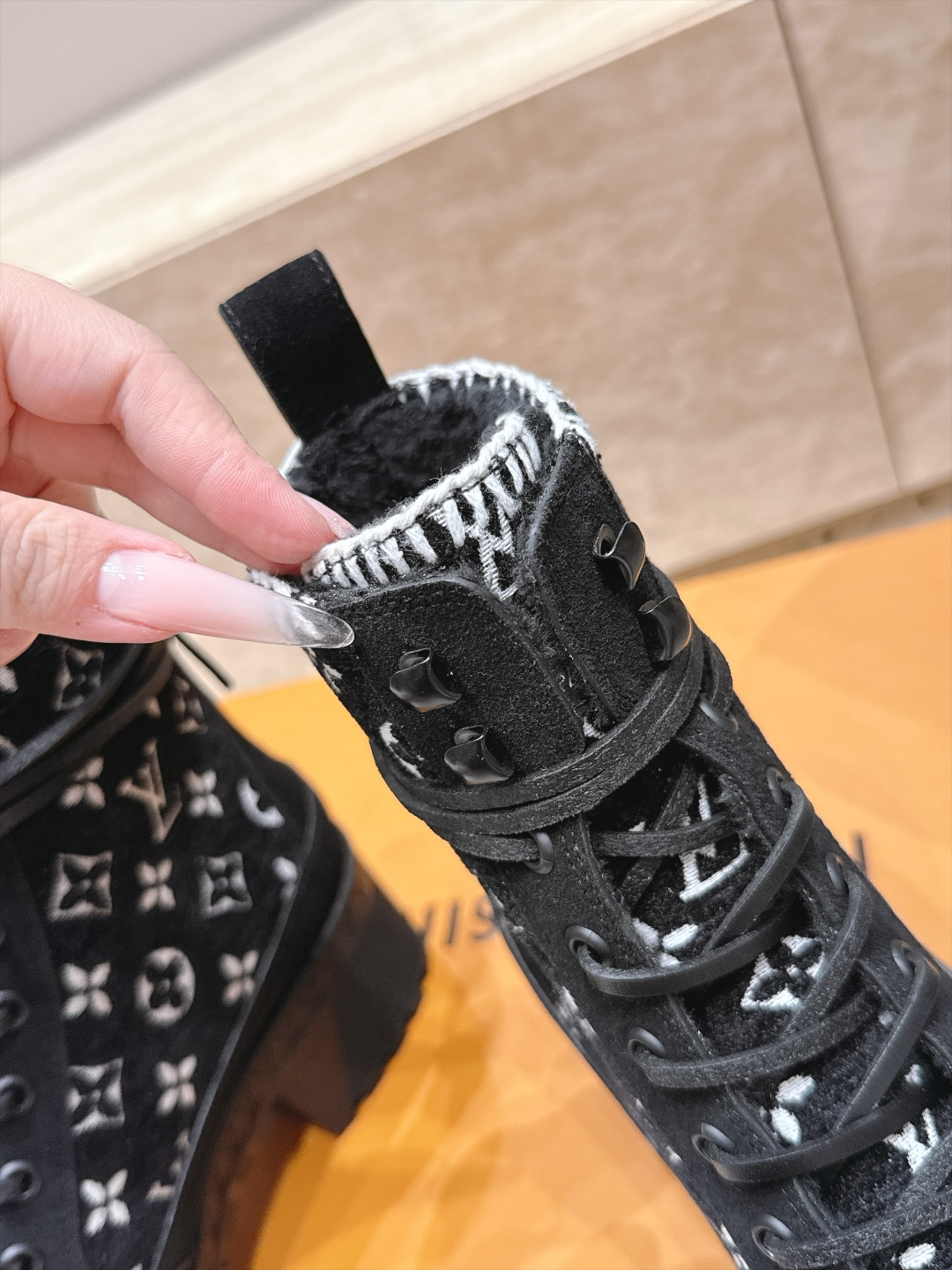 高版本 Lv驴牌 经典高跟马丁靴沙滩靴系列---原版一比一复刻 可对比细节 楦形 材料 大底等 鞋面牛皮/绒布电绣花 老