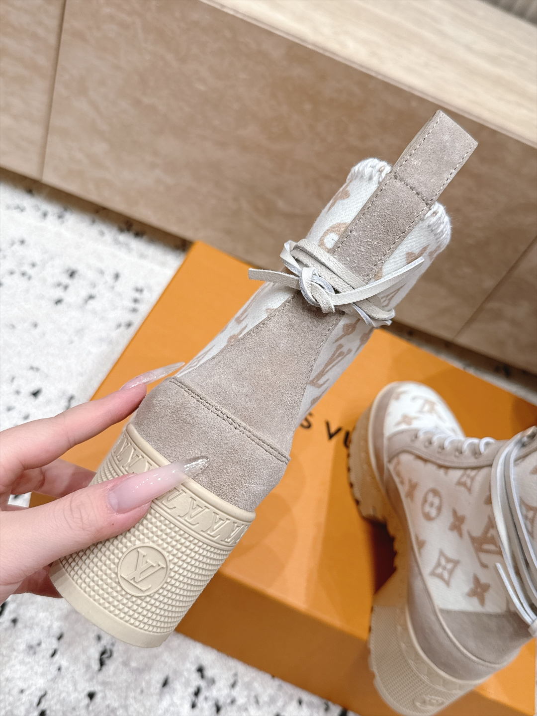 高版本 Lv驴牌 经典高跟马丁靴沙滩靴系列---原版一比一复刻 可对比细节 楦形 材料 大底等 鞋面牛皮/绒布电绣花 老