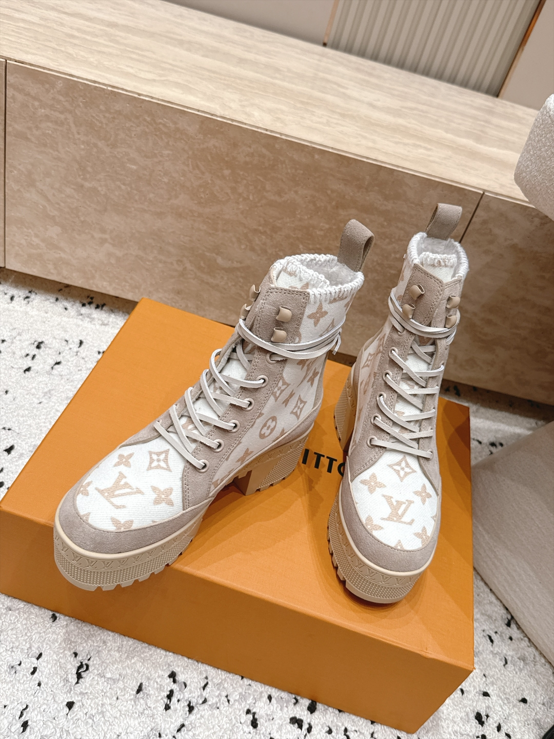 高版本 Lv驴牌 经典高跟马丁靴沙滩靴系列---原版一比一复刻 可对比细节 楦形 材料 大底等 鞋面牛皮/绒布电绣花 老
