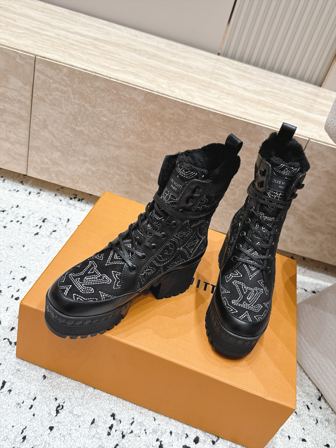 羊毛里 高版本 Lv 驴牌 经典高跟马丁靴沙滩靴系列---毛靴 原版一比一复刻 可对比细节 楦形 材料 大底等 鞋面牛皮