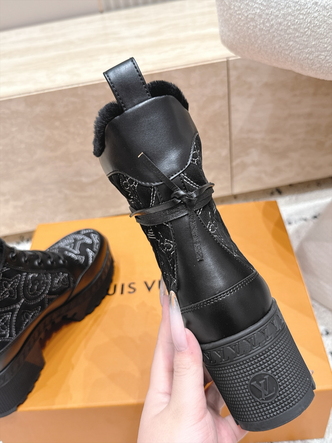 羊毛里 高版本 Lv 驴牌 经典高跟马丁靴沙滩靴系列---毛靴 原版一比一复刻 可对比细节 楦形 材料 大底等 鞋面牛皮