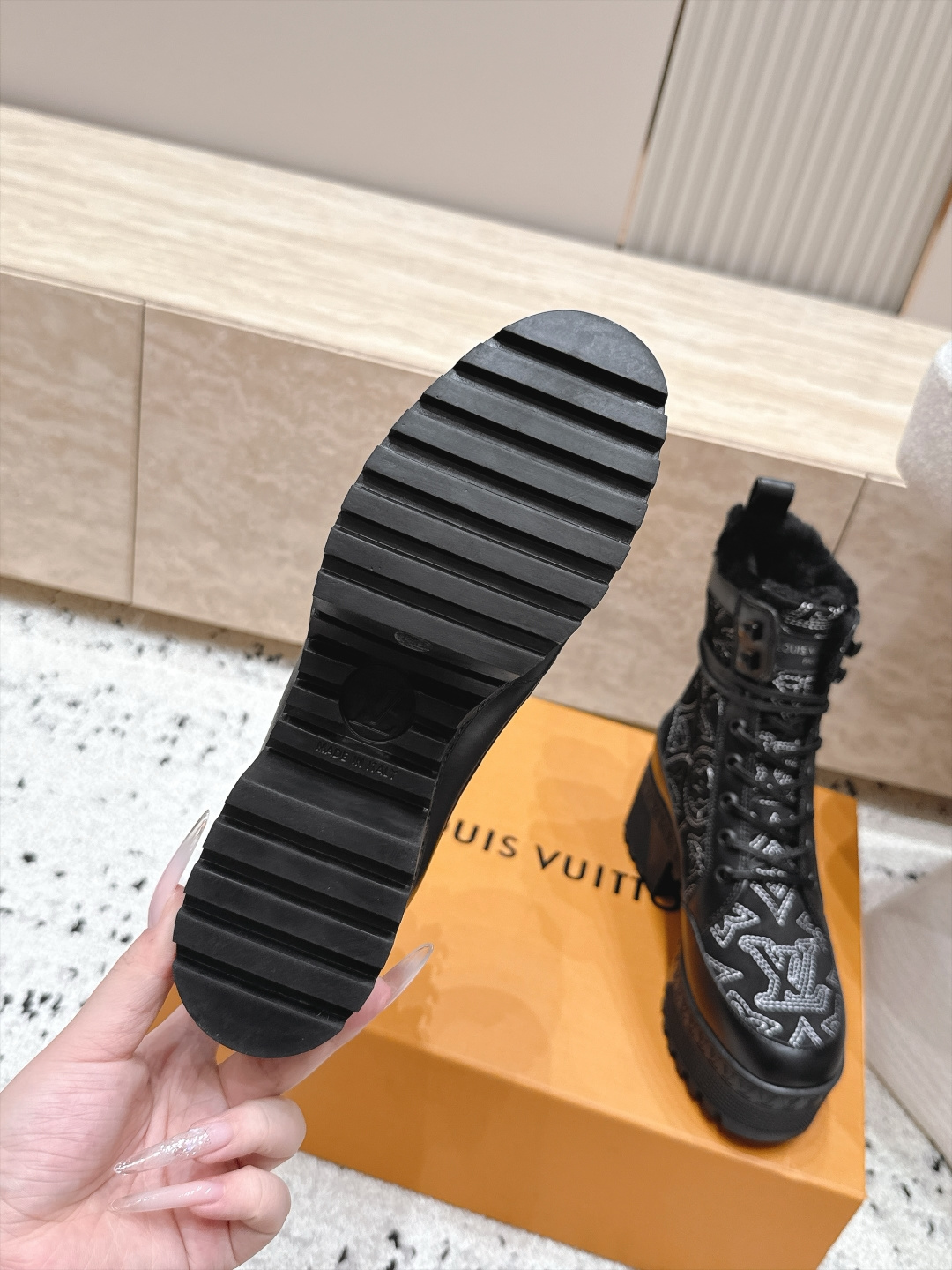 羊毛里 高版本 Lv 驴牌 经典高跟马丁靴沙滩靴系列---毛靴 原版一比一复刻 可对比细节 楦形 材料 大底等 鞋面牛皮