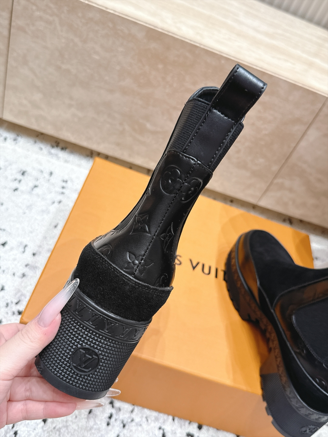 高版本 Lv驴牌 经典高跟马丁靴沙滩靴系列---原版一比一复刻 可对比细节 楦形 材料 大底等 鞋面牛皮/绒布电绣花 老