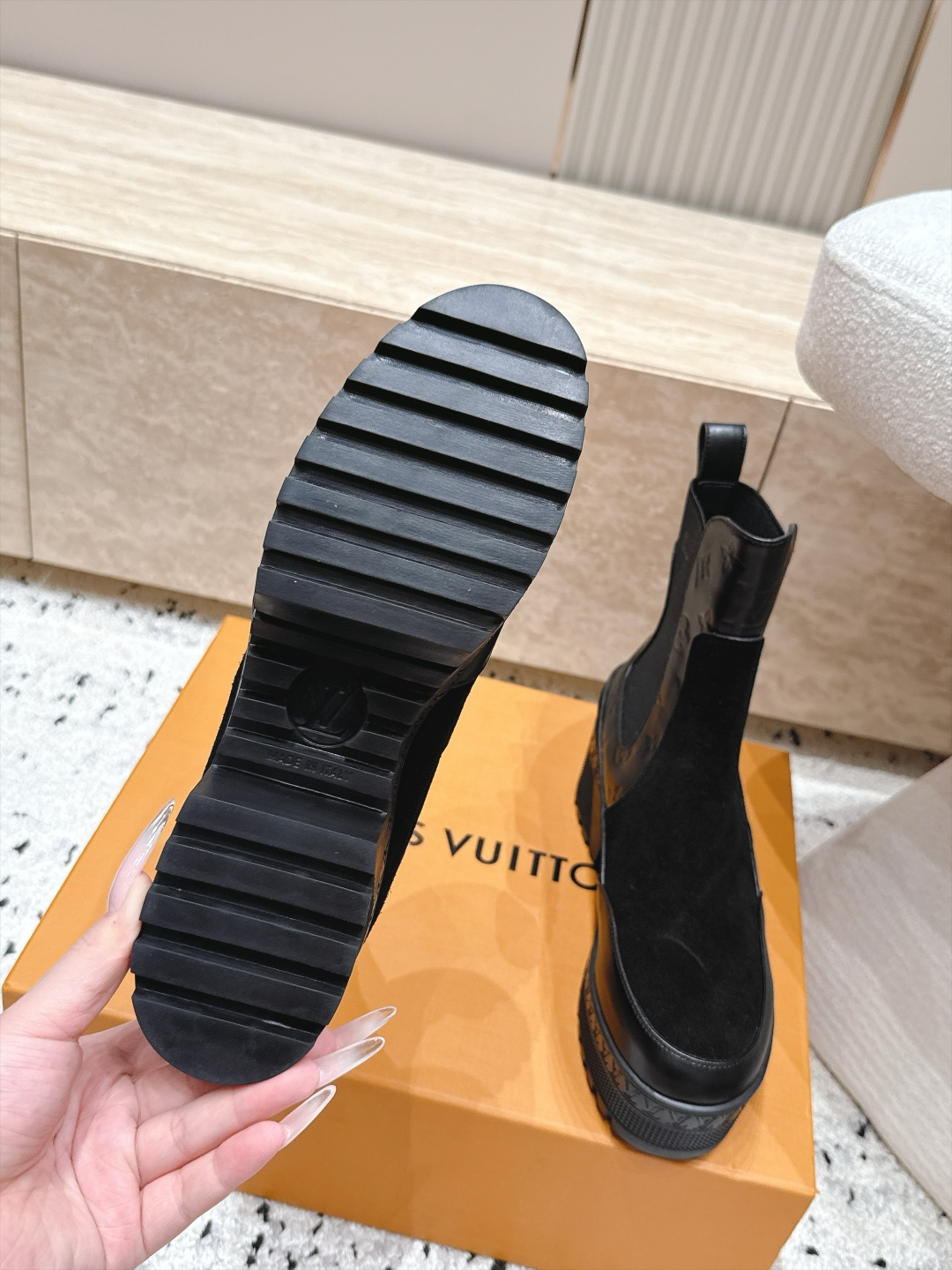 高版本 Lv驴牌 经典高跟马丁靴沙滩靴系列---原版一比一复刻 可对比细节 楦形 材料 大底等 鞋面牛皮/绒布电绣花 老