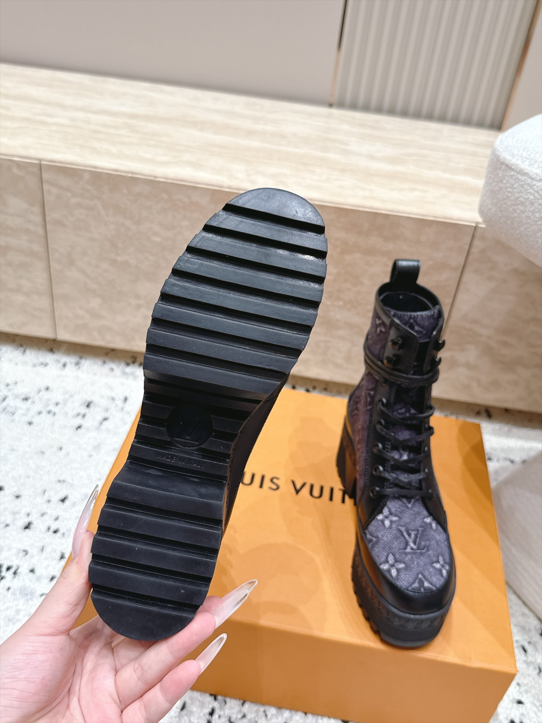 高版本 Lv驴牌 经典高跟马丁靴沙滩靴系列---原版一比一复刻 可对比细节 楦形 材料 大底等 鞋面牛皮/绒布电绣花 老