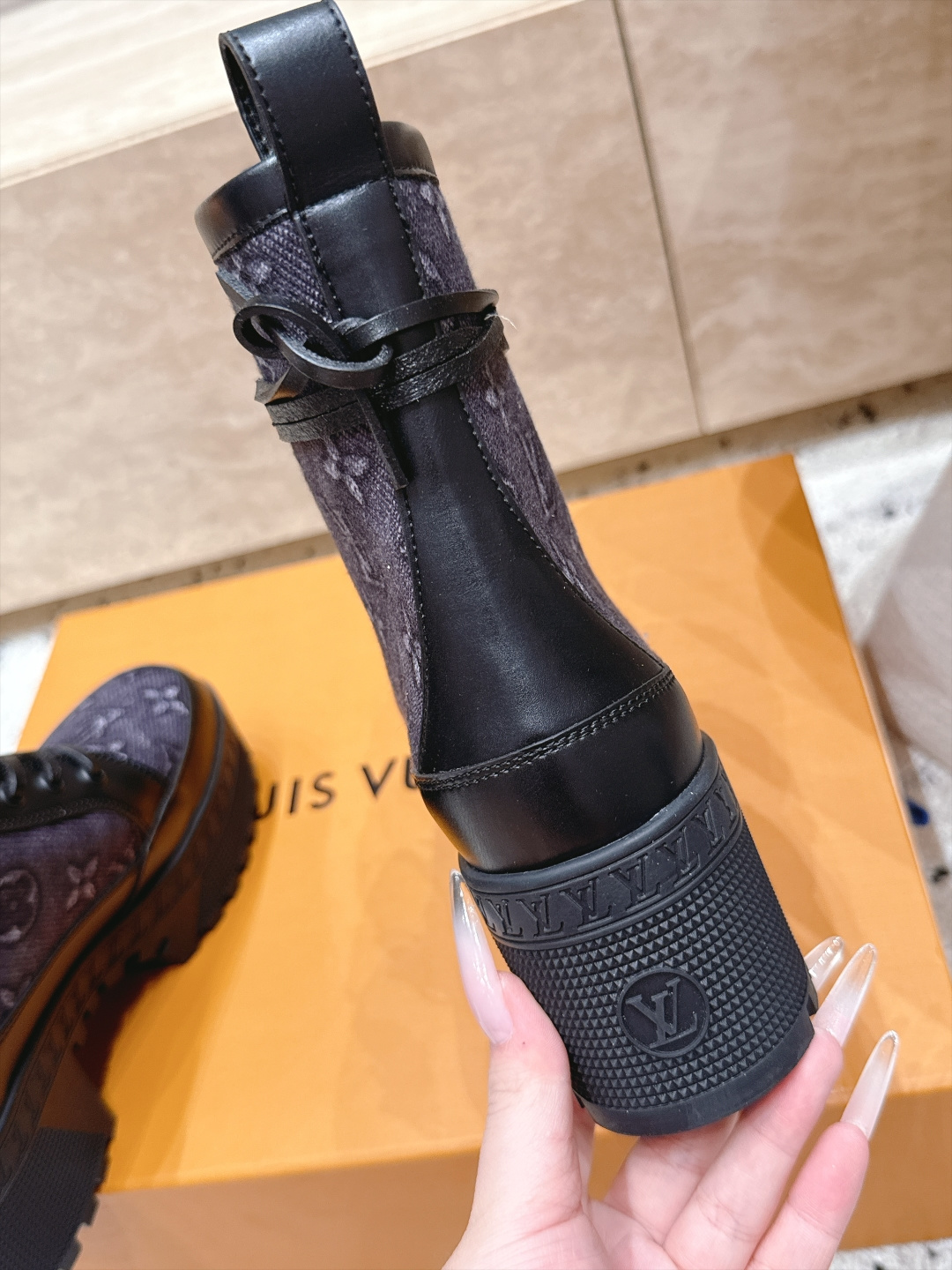 高版本 Lv驴牌 经典高跟马丁靴沙滩靴系列---原版一比一复刻 可对比细节 楦形 材料 大底等 鞋面牛皮/绒布电绣花 老