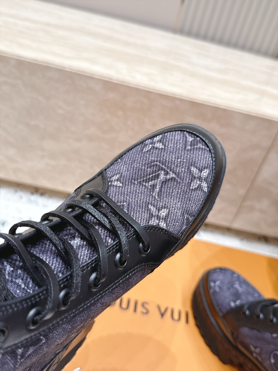高版本 Lv驴牌 经典高跟马丁靴沙滩靴系列---原版一比一复刻 可对比细节 楦形 材料 大底等 鞋面牛皮/绒布电绣花 老