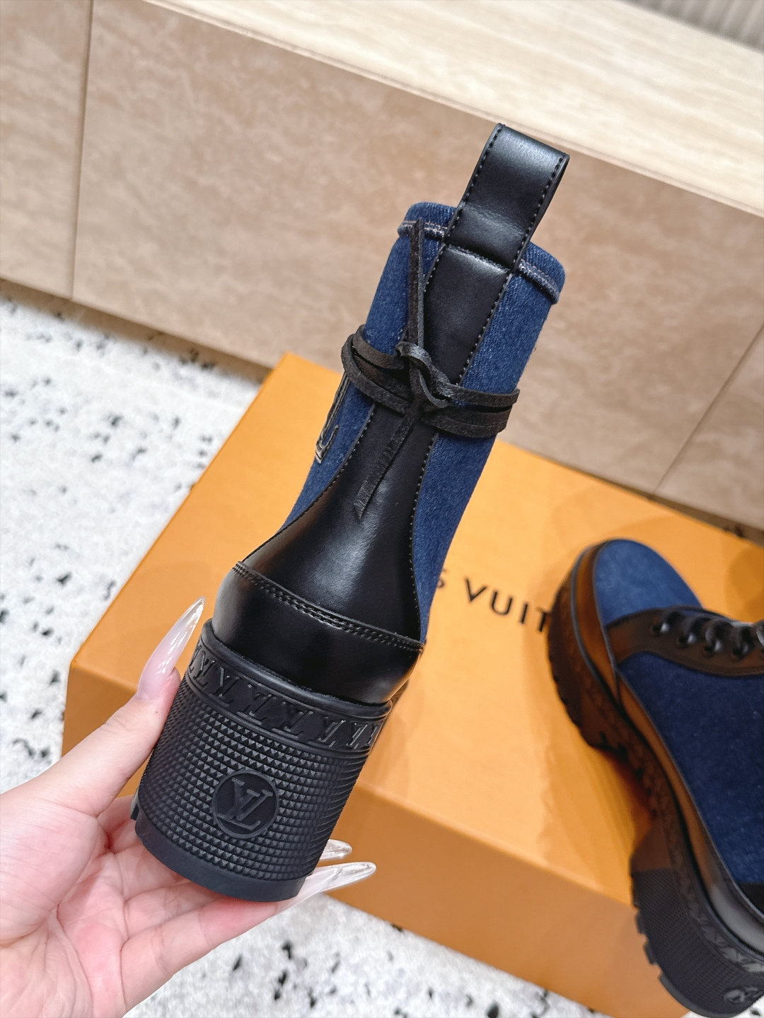 高版本 Lv驴牌 经典高跟马丁靴沙滩靴系列---原版一比一复刻 可对比细节 楦形 材料 大底等 鞋面牛皮/绒布电绣花 老