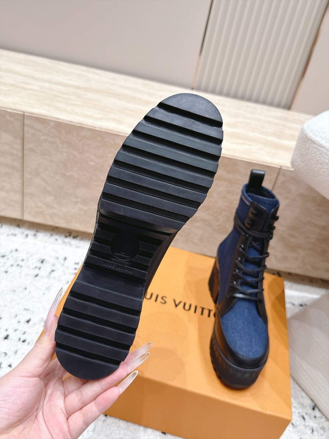 高版本 Lv驴牌 经典高跟马丁靴沙滩靴系列---原版一比一复刻 可对比细节 楦形 材料 大底等 鞋面牛皮/绒布电绣花 老