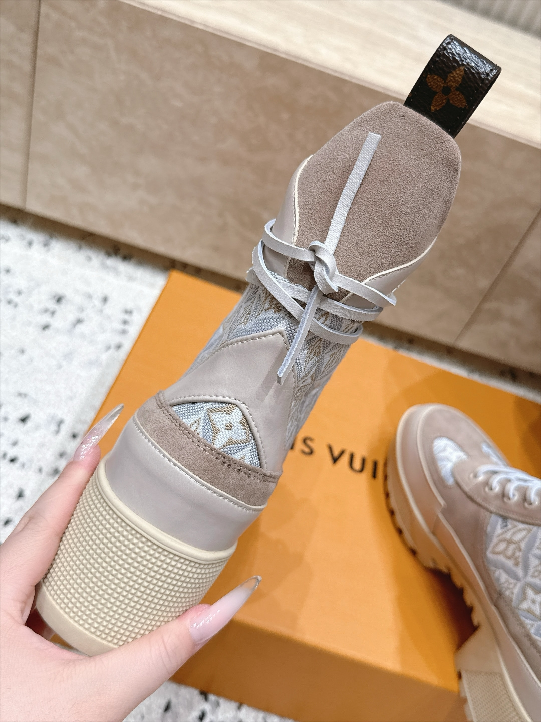 高版本 Lv驴牌 经典高跟马丁靴沙滩靴系列---原版一比一复刻 可对比细节 楦形 材料 大底等 鞋面牛皮/绒布电绣花 老