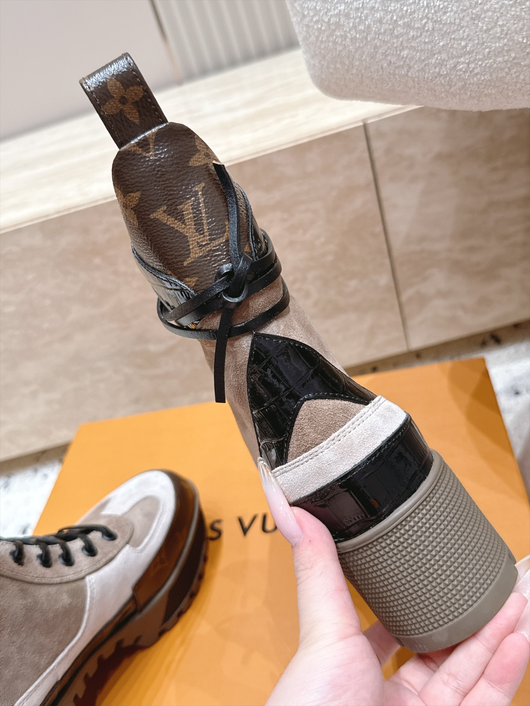 高版本 Lv驴牌 经典高跟马丁靴沙滩靴系列---原版一比一复刻 可对比细节 楦形 材料 大底等 鞋面牛皮/绒布电绣花 老