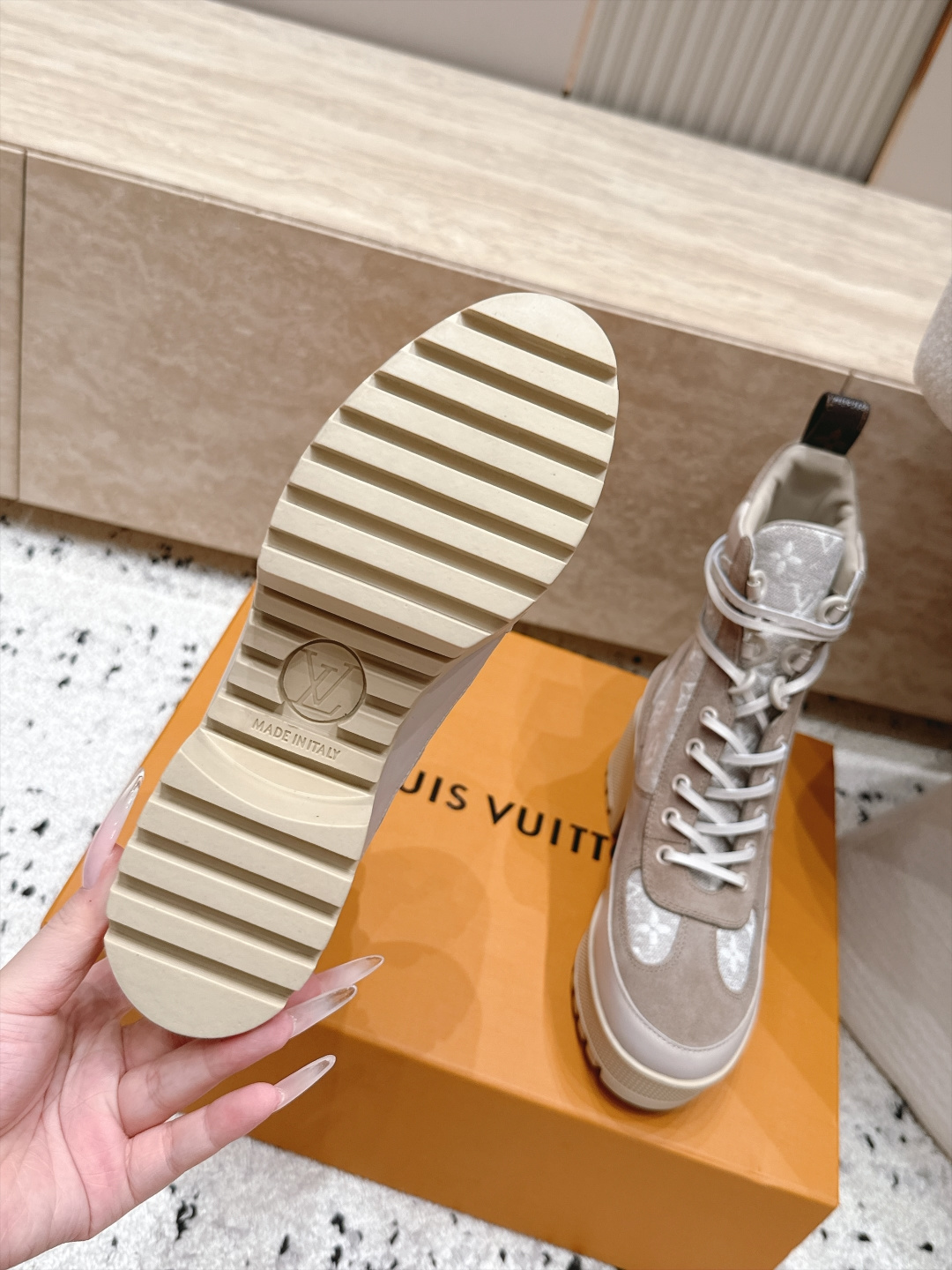 高版本 Lv驴牌 经典高跟马丁靴沙滩靴系列---原版一比一复刻 可对比细节 楦形 材料 大底等 鞋面牛皮/绒布电绣花 老