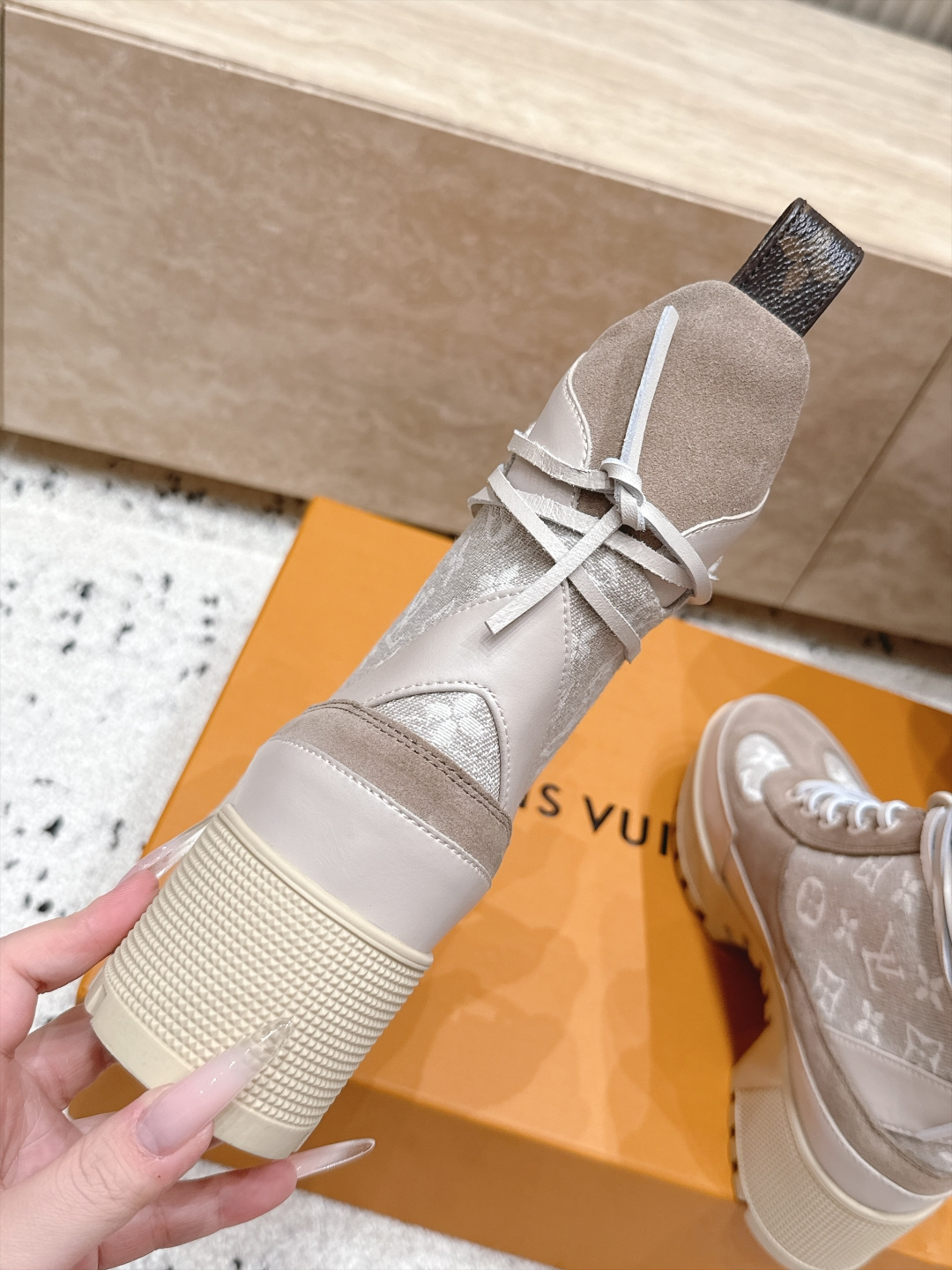 高版本 Lv驴牌 经典高跟马丁靴沙滩靴系列---原版一比一复刻 可对比细节 楦形 材料 大底等 鞋面牛皮/绒布电绣花 老
