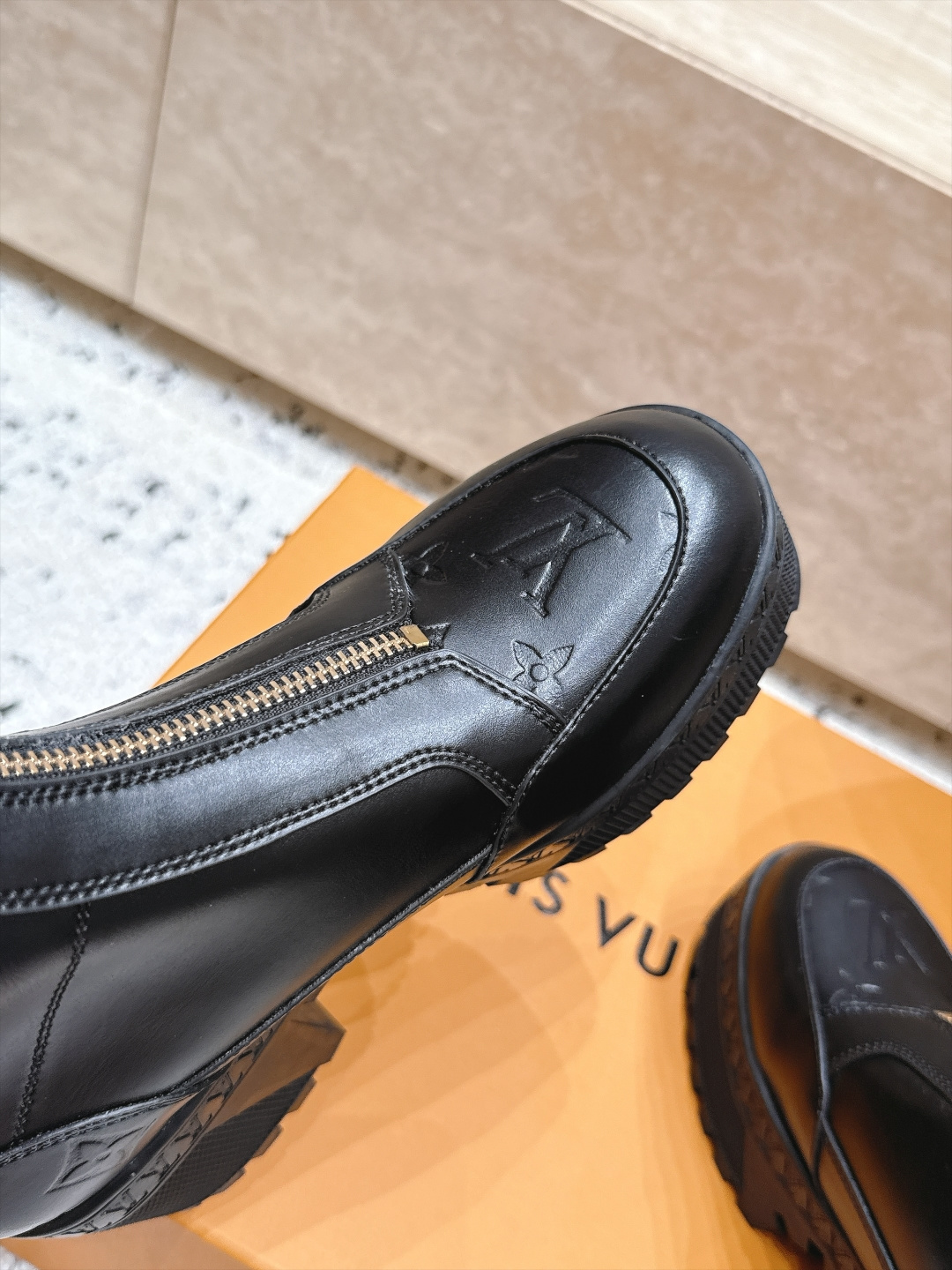 高版本 Lv驴牌 经典高跟马丁靴沙滩靴系列---原版一比一复刻 可对比细节 楦形 材料 大底等 鞋面牛皮/绒布电绣花 老