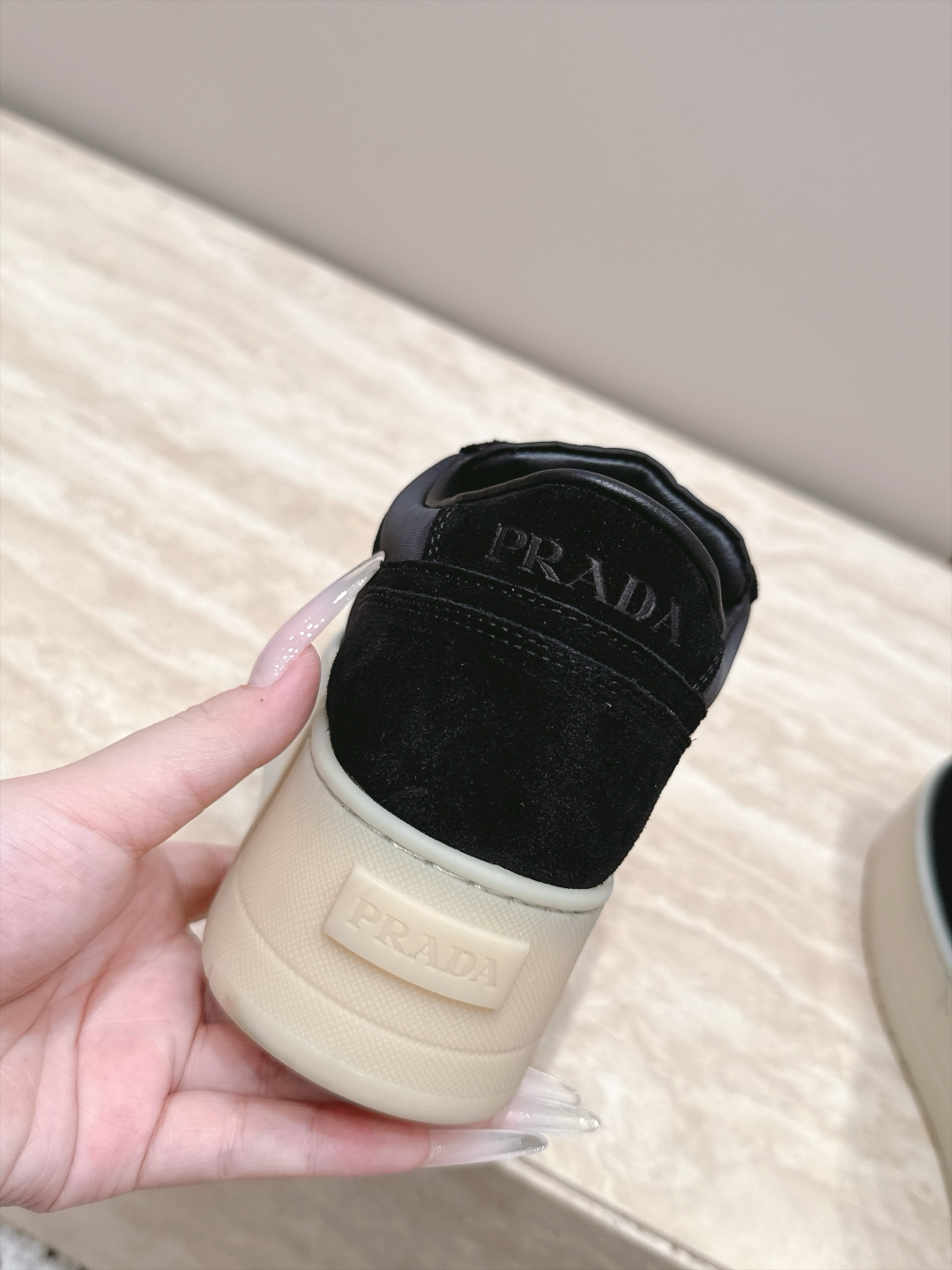 顶版 最新色  最高版 Prada普拉达 26新款 厚底 休闲运动鞋 这款运动鞋延续经久不衰的轮廓，是新款经典单品。采用