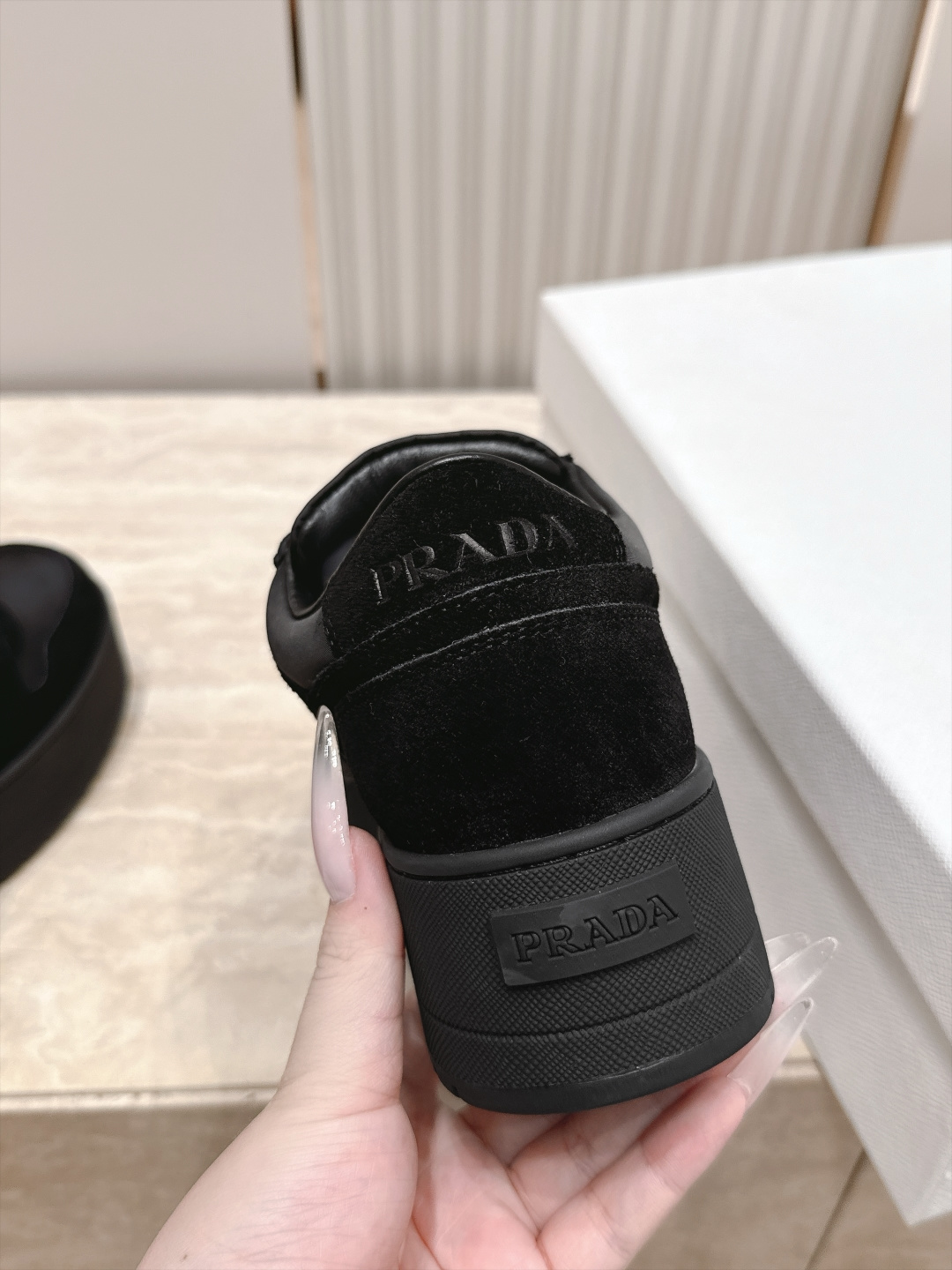 顶版 最新色  最高版 Prada普拉达 26新款 厚底 休闲运动鞋 这款运动鞋延续经久不衰的轮廓，是新款经典单品。采用