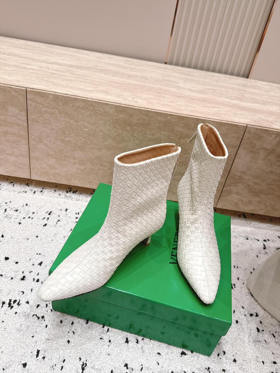 顶级版本 Bottega Veneta| 26秋冬新款BV 编织极简风高跟短靴系列单品 牛油皮 全真皮 优雅材质运用 顶级版本 Bottega Veneta| 26秋冬新款BV 编织极简风高跟短靴系列单品 牛油皮 全真皮 优雅材质运用