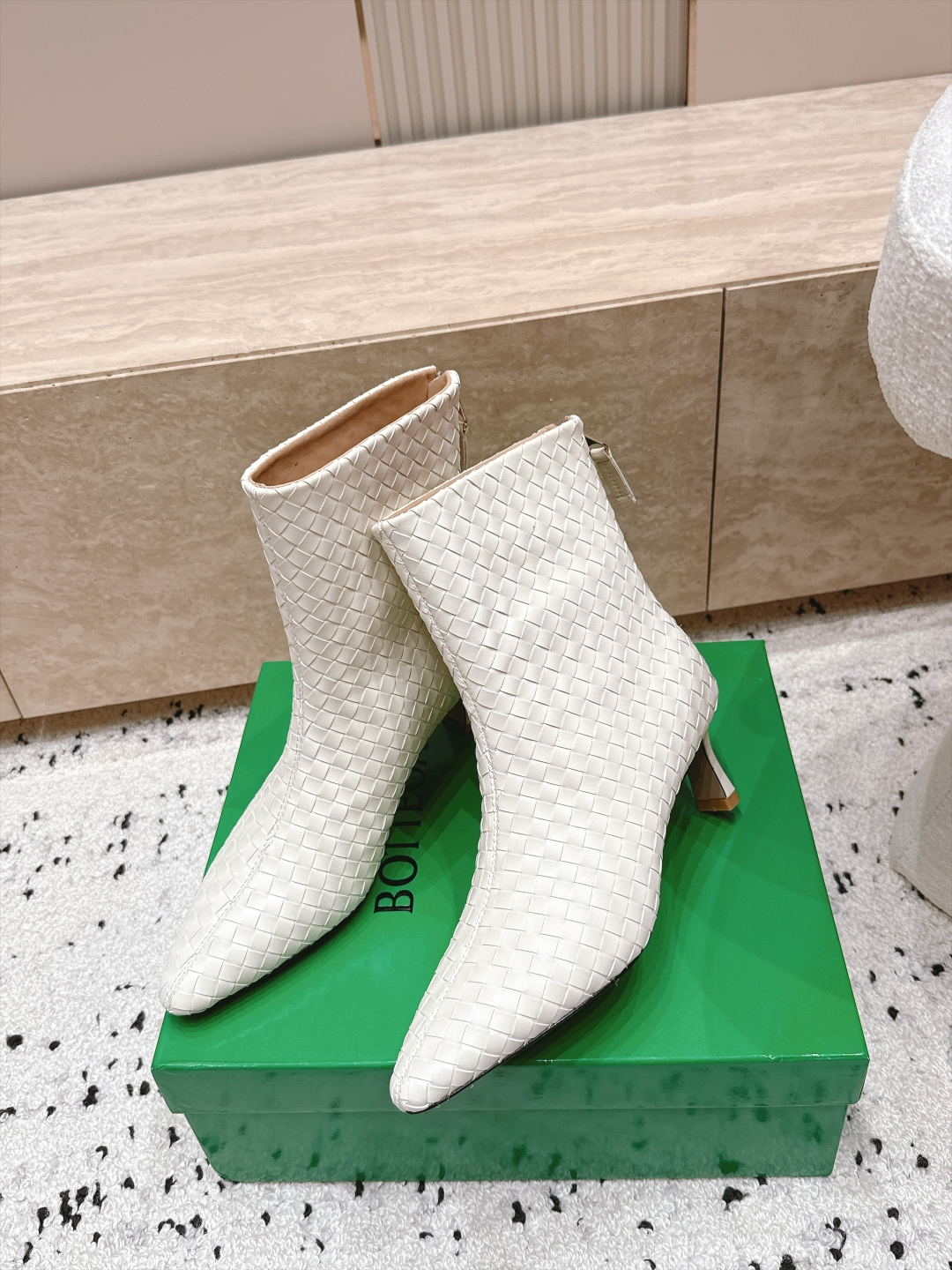 顶级版本 Bottega Veneta| 26秋冬新款BV 编织极简风高跟短靴系列单品 牛油皮 全真皮 优雅材质运用 顶级版本 Bottega Veneta| 26秋冬新款BV 编织极简风高跟短靴系列单品 牛油皮 全真皮 优雅材质运用