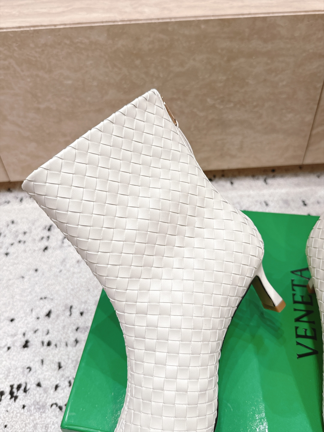 顶级版本 Bottega Veneta| 26秋冬新款BV 编织极简风高跟短靴系列单品 牛油皮 全真皮 优雅材质运用 顶级版本 Bottega Veneta| 26秋冬新款BV 编织极简风高跟短靴系列单品 牛油皮 全真皮 优雅材质运用