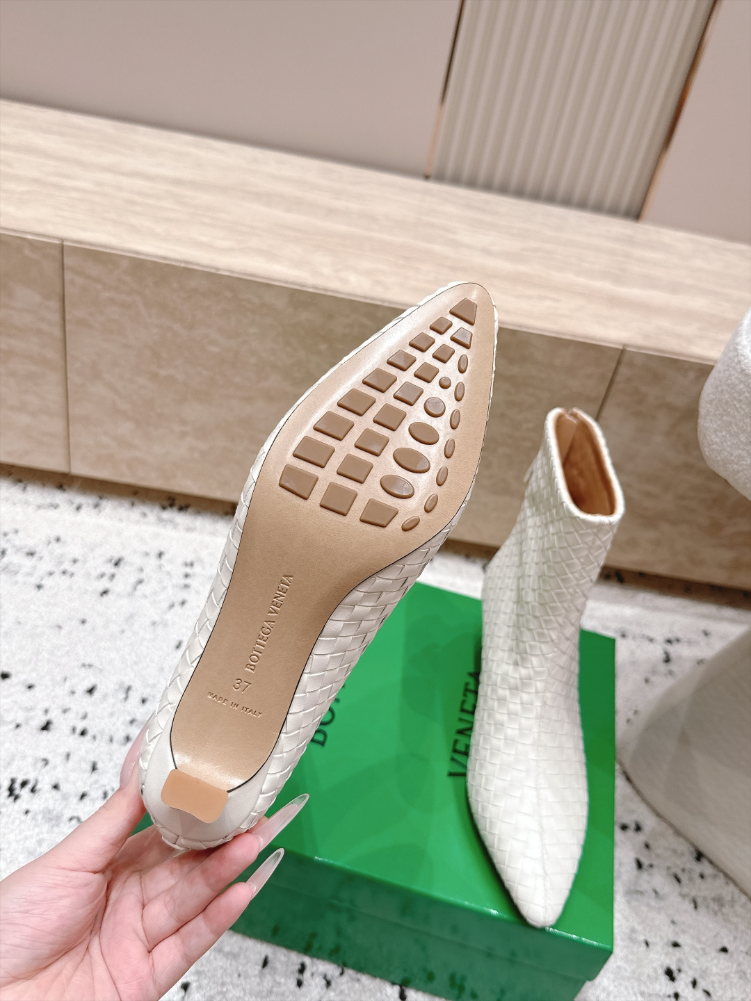 顶级版本 Bottega Veneta| 26秋冬新款BV 编织极简风高跟短靴系列单品 牛油皮 全真皮 优雅材质运用 顶级版本 Bottega Veneta| 26秋冬新款BV 编织极简风高跟短靴系列单品 牛油皮 全真皮 优雅材质运用