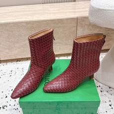 顶级版本 Bottega Veneta| 26秋冬新款BV 编织极简风高跟短靴系列单品 牛油皮 全真皮 优雅材质运用 顶级版本 Bottega Veneta| 26秋冬新款BV 编织极简风高跟短靴系列单品 牛油皮 全真皮 优雅材质运用