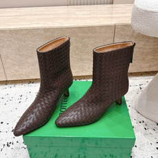 顶级版本 Bottega Veneta| 26秋冬新款BV 编织极简风高跟短靴系列单品 牛油皮 全真皮 优雅材质运用 顶级版本 Bottega Veneta| 26秋冬新款BV 编织极简风高跟短靴系列单品 牛油皮 全真皮 优雅材质运用