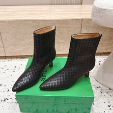 顶级版本 Bottega Veneta| 26秋冬新款BV 编织极简风高跟短靴系列单品 牛油皮 全真皮 优雅材质运用 顶级版本 Bottega Veneta| 26秋冬新款BV 编织极简风高跟短靴系列单品 牛油皮 全真皮 优雅材质运用
