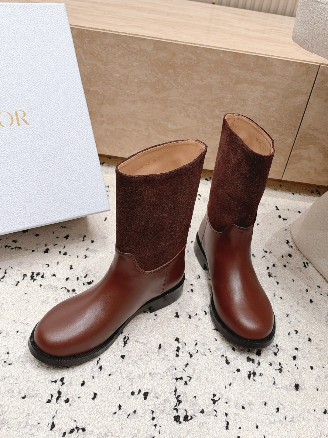 顶级版本 短筒款 DIOR 迪奥 26新款秋冬战靴 一脚蹬骑士靴马丁靴 短靴 原版一比一开,全对版材质 鞋面皮不断开, 顶级版本 短筒款 DIOR 迪奥 26新款秋冬战靴 一脚蹬骑士靴马丁靴 短靴 原版一比一开,全对版材质 鞋面皮不断开,