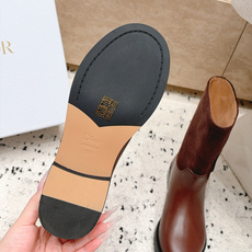 顶级版本 短筒款 DIOR 迪奥 26新款秋冬战靴 一脚蹬骑士靴马丁靴 短靴 原版一比一开,全对版材质 鞋面皮不断开, 顶级版本 短筒款 DIOR 迪奥 26新款秋冬战靴 一脚蹬骑士靴马丁靴 短靴 原版一比一开,全对版材质 鞋面皮不断开,