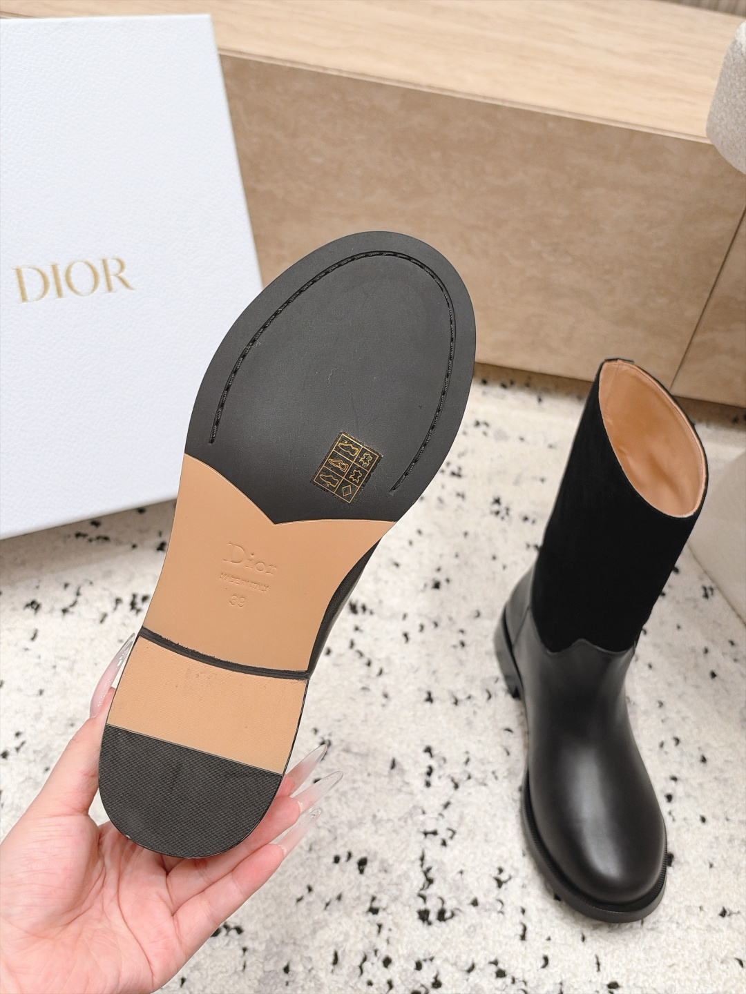 顶级版本 短筒款 DIOR 迪奥 26新款秋冬战靴 一脚蹬骑士靴马丁靴 短靴 原版一比一开,全对版材质 鞋面皮不断开, 顶级版本 短筒款 DIOR 迪奥 26新款秋冬战靴 一脚蹬骑士靴马丁靴 短靴 原版一比一开,全对版材质 鞋面皮不断开,