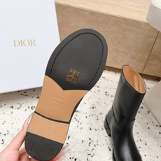 顶级版本 短筒款 DIOR 迪奥 26新款秋冬战靴 一脚蹬骑士靴马丁靴 短靴 原版一比一开,全对版材质 鞋面皮不断开, 顶级版本 短筒款 DIOR 迪奥 26新款秋冬战靴 一脚蹬骑士靴马丁靴 短靴 原版一比一开,全对版材质 鞋面皮不断开,