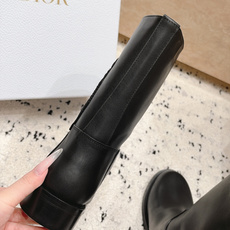顶级版本 短筒款 DIOR 迪奥 26新款秋冬战靴 一脚蹬骑士靴马丁靴 短靴 原版一比一开,全对版材质 鞋面皮不断开, 顶级版本 短筒款 DIOR 迪奥 26新款秋冬战靴 一脚蹬骑士靴马丁靴 短靴 原版一比一开,全对版材质 鞋面皮不断开,