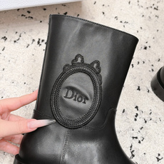 顶级版本 短筒款 DIOR 迪奥 26新款秋冬战靴 一脚蹬骑士靴马丁靴 短靴 原版一比一开,全对版材质 鞋面皮不断开, 顶级版本 短筒款 DIOR 迪奥 26新款秋冬战靴 一脚蹬骑士靴马丁靴 短靴 原版一比一开,全对版材质 鞋面皮不断开,
