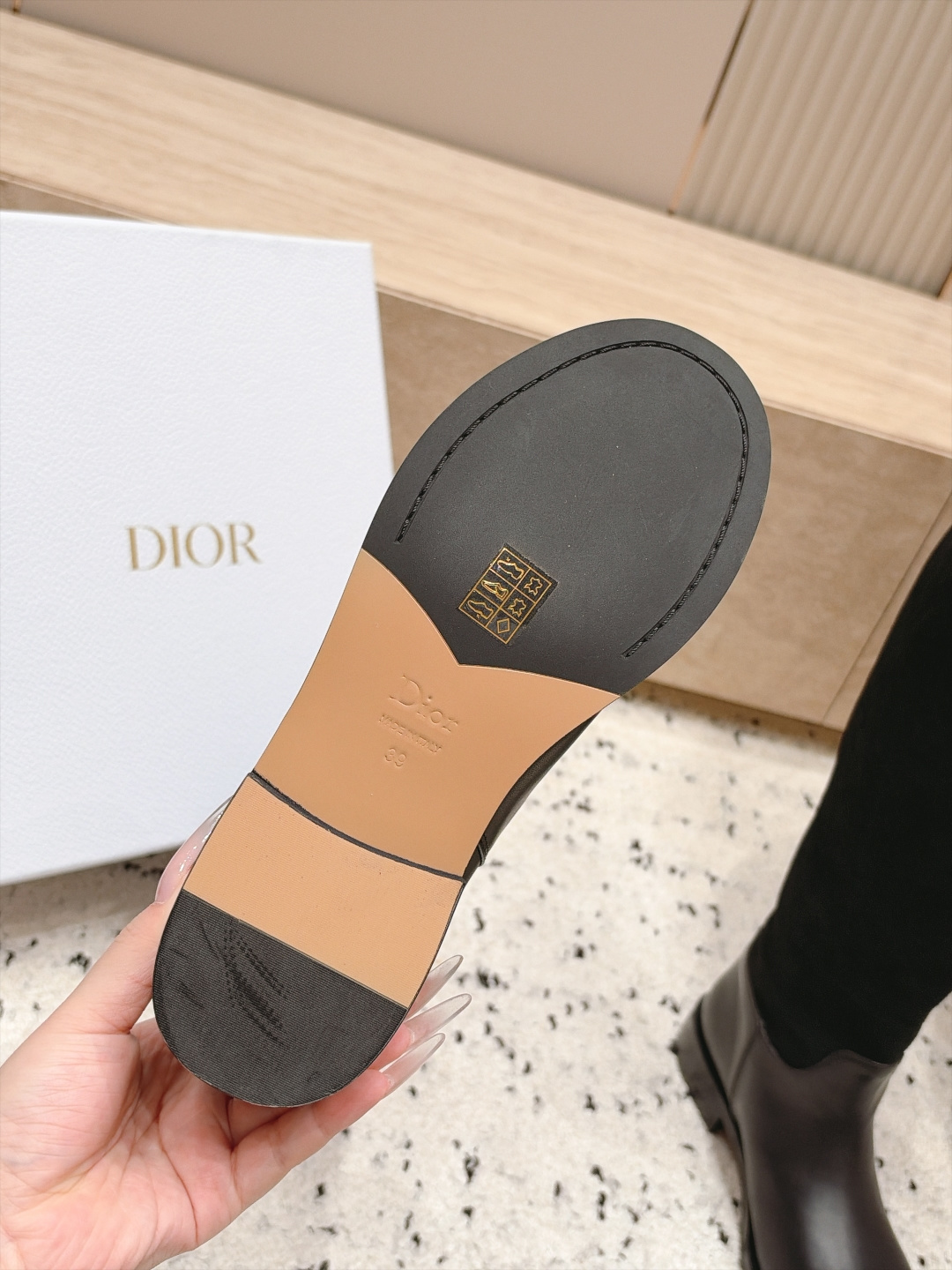 顶级版本 高筒款 DIOR 迪奥 26新款秋冬战靴 一脚蹬骑士靴马丁靴 高筒靴 原版一比一开,全对版材质 鞋面皮不断开 顶级版本 高筒款 DIOR 迪奥 26新款秋冬战靴 一脚蹬骑士靴马丁靴 高筒靴 原版一比一开,全对版材质 鞋面皮不断开
