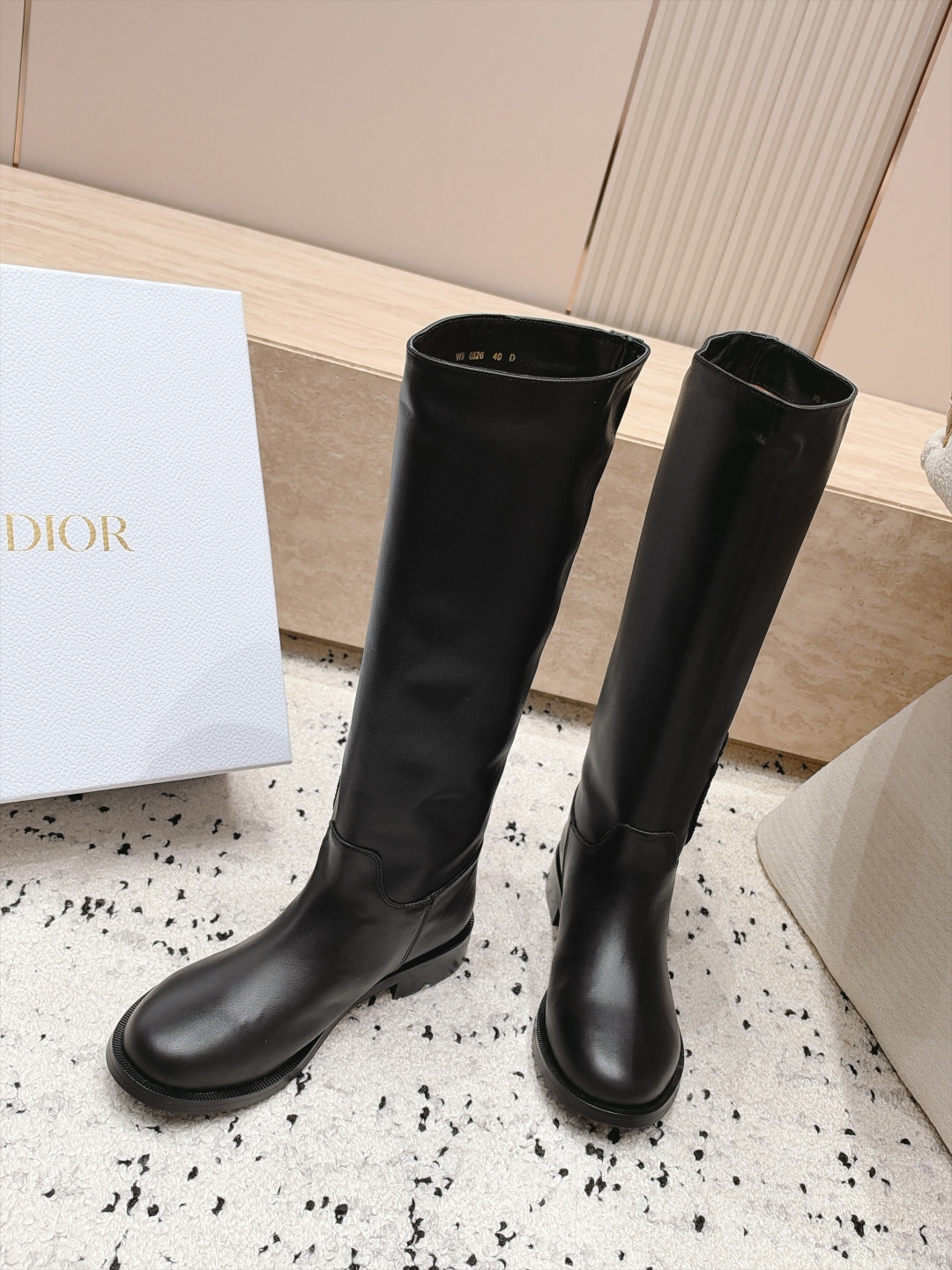 顶级版本 高筒款 DIOR 迪奥 26新款秋冬战靴 一脚蹬骑士靴马丁靴 高筒靴 原版一比一开,全对版材质 鞋面皮不断开 顶级版本 高筒款 DIOR 迪奥 26新款秋冬战靴 一脚蹬骑士靴马丁靴 高筒靴 原版一比一开,全对版材质 鞋面皮不断开
