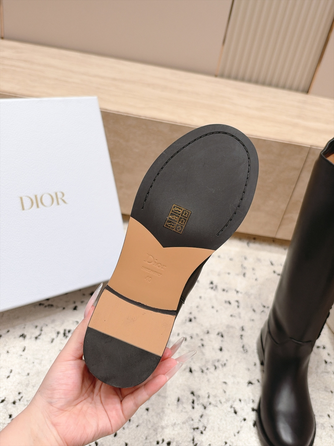 顶级版本 高筒款 DIOR 迪奥 26新款秋冬战靴 一脚蹬骑士靴马丁靴 高筒靴 原版一比一开,全对版材质 鞋面皮不断开 顶级版本 高筒款 DIOR 迪奥 26新款秋冬战靴 一脚蹬骑士靴马丁靴 高筒靴 原版一比一开,全对版材质 鞋面皮不断开