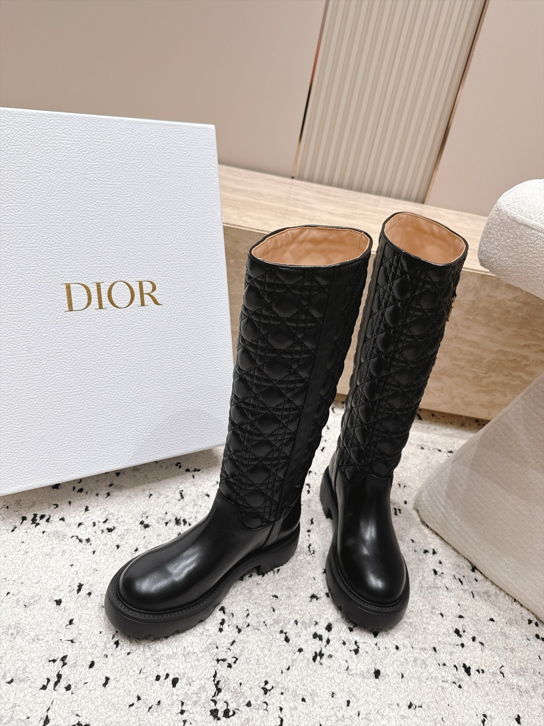 顶级版本 高筒款 DIOR 迪奥 26新款秋冬战靴 电绣菱格一脚蹬骑士靴马丁靴 高筒靴 原版一比一开,全对版材质 鞋面 顶级版本 高筒款 DIOR 迪奥 26新款秋冬战靴 电绣菱格一脚蹬骑士靴马丁靴 高筒靴 原版一比一开,全对版材质 鞋面