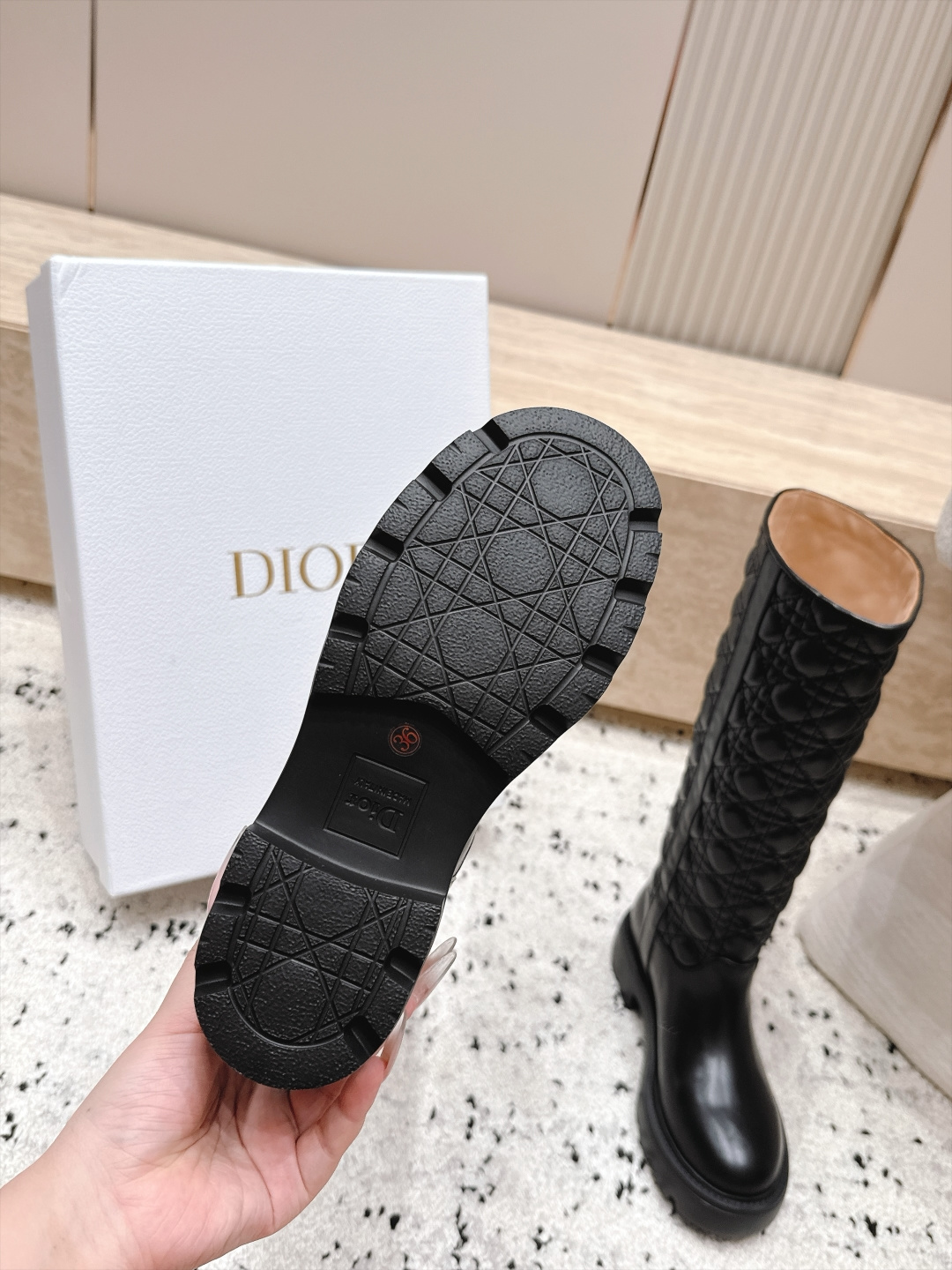 顶级版本 高筒款 DIOR 迪奥 26新款秋冬战靴 电绣菱格一脚蹬骑士靴马丁靴 高筒靴 原版一比一开,全对版材质 鞋面 顶级版本 高筒款 DIOR 迪奥 26新款秋冬战靴 电绣菱格一脚蹬骑士靴马丁靴 高筒靴 原版一比一开,全对版材质 鞋面