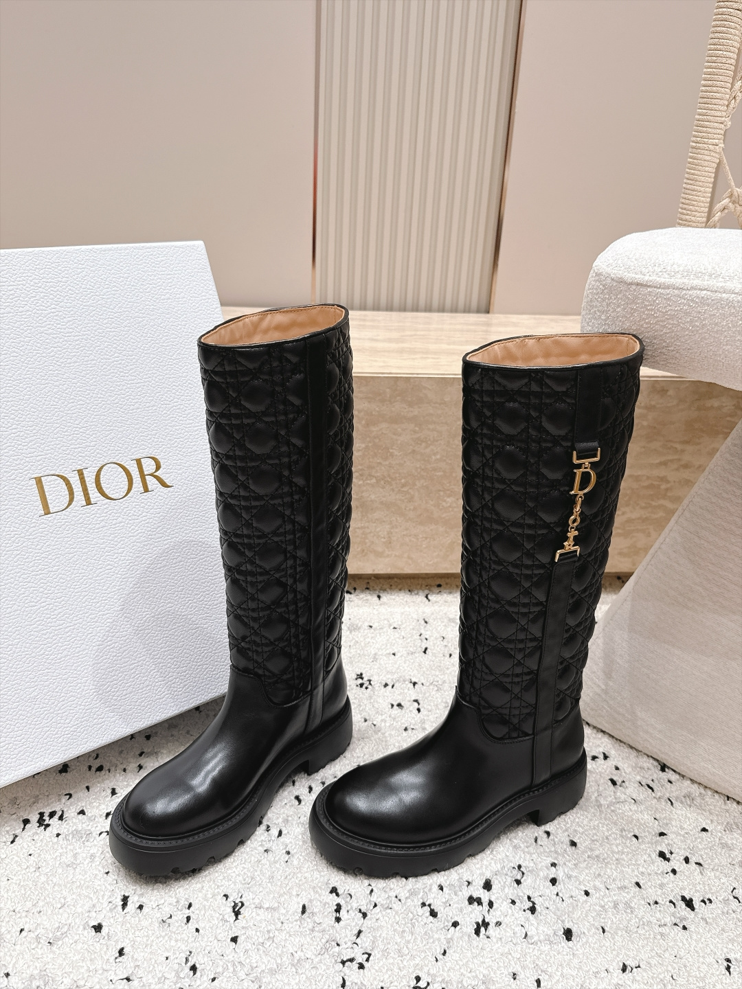 顶级版本 高筒款 DIOR 迪奥 26新款秋冬战靴 电绣菱格一脚蹬骑士靴马丁靴 高筒靴 原版一比一开,全对版材质 鞋面 顶级版本 高筒款 DIOR 迪奥 26新款秋冬战靴 电绣菱格一脚蹬骑士靴马丁靴 高筒靴 原版一比一开,全对版材质 鞋面