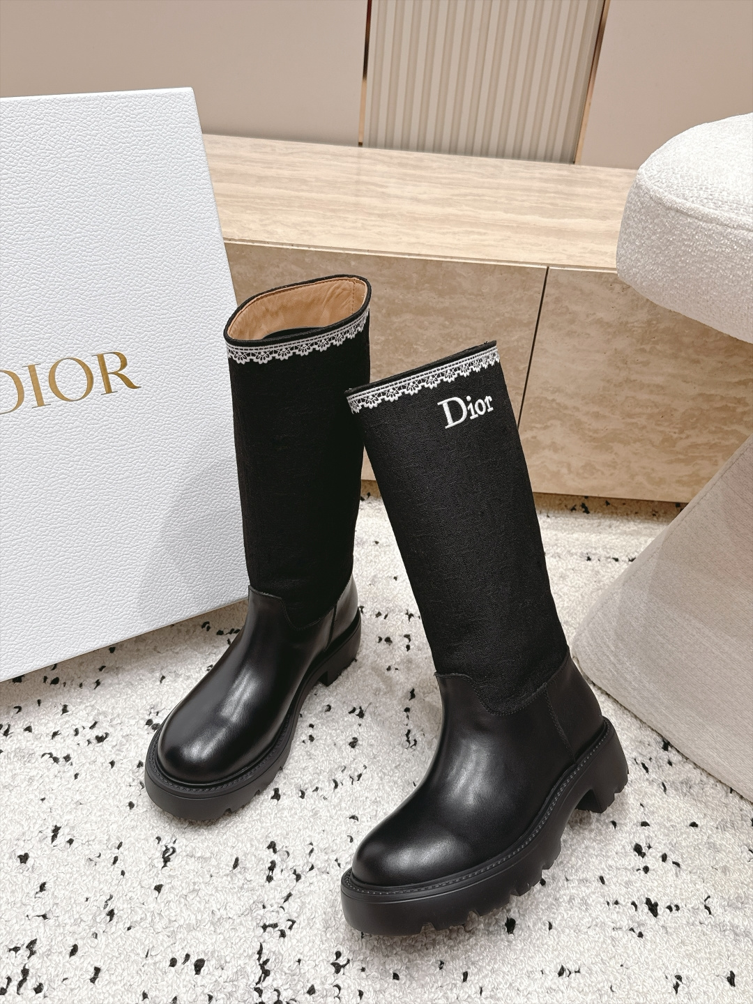 顶级版本 高筒款 DIOR 迪奥 26新款秋冬战靴 一脚蹬骑士靴马丁靴 高筒靴工装靴 原版一比一开,全对版材质 ,靴型 顶级版本 高筒款 DIOR 迪奥 26新款秋冬战靴 一脚蹬骑士靴马丁靴 高筒靴工装靴 原版一比一开,全对版材质 ,靴型