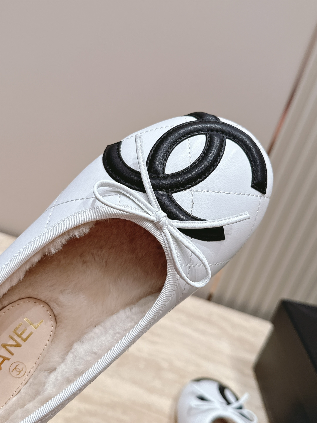 羊毛款 Chanel|香奈儿26康鹏鞋 平底芭蕾舞鞋 经典芭蕾平底鞋设计,选用柔软小羊皮,菱格纹缝线+黑色双C标志 羊毛款 Chanel|香奈儿26康鹏鞋 平底芭蕾舞鞋 经典芭蕾平底鞋设计,选用柔软小羊皮,菱格纹缝线+黑色双C标志