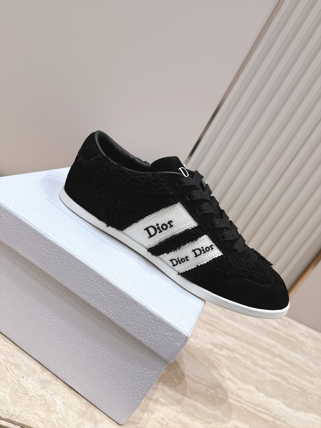 顶级版本 毛毛款!! Dior 迪奥 2026 最新款休闲德训鞋 年度最美德训鞋 工艺极致,同步专柜上新.鞋子的每一个细 顶级版本 毛毛款!! Dior 迪奥 2026 最新款休闲德训鞋 年度最美德训鞋 工艺极致,同步专柜上新.鞋子的每一个细
