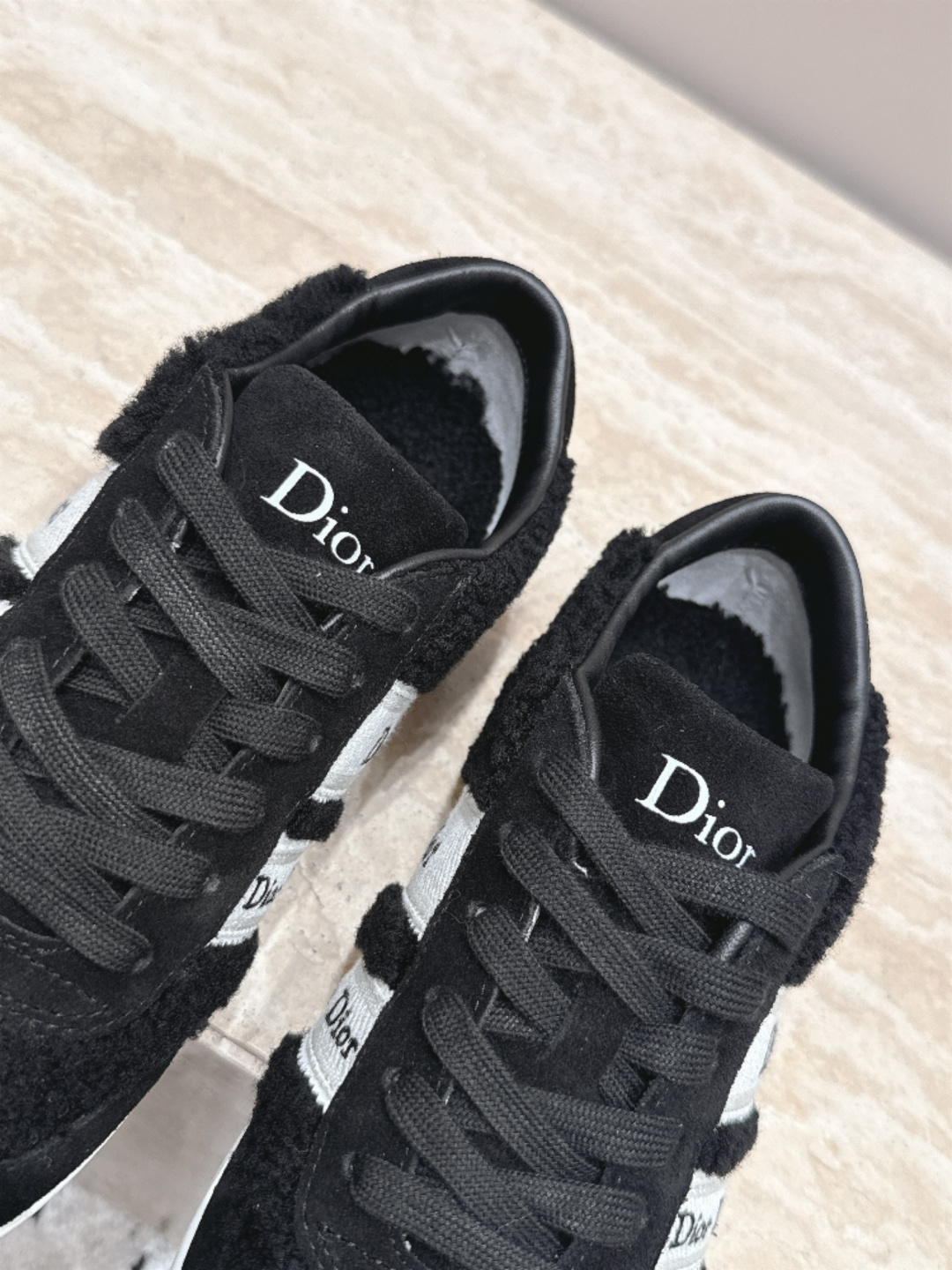顶级版本 毛毛款!! Dior 迪奥 2026 最新款休闲德训鞋 年度最美德训鞋 工艺极致,同步专柜上新.鞋子的每一个细 顶级版本 毛毛款!! Dior 迪奥 2026 最新款休闲德训鞋 年度最美德训鞋 工艺极致,同步专柜上新.鞋子的每一个细